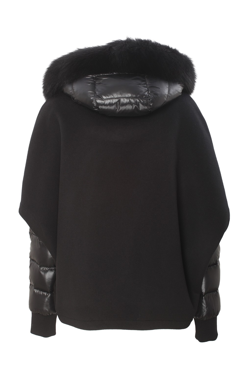 shop MOORER Saldi Giaccone: Moorer cappa corta unita a un caldo piumino staccabile che permette di soddisfare un triplice utilizzo.
Cappa esterna realizzata in lana double misto cashmere.
Chiusura frontale con zip a doppio cursore.
Tasche a filetto in vita.
Al suo interno, il bomber staccabile è imbottito in finissima piuma d'oca, trapuntato boudin, ed è realizzato con un finissimo nylon con delicate sfumature cangianti.
Bordo del cappuccio staccabile in pelliccia di volpe frost (Vulpes Lagopus).
Chiusura frontale con zip a doppio cursore.
Tasche invisibili inserite nei fianchi.
Polsi in maglia di lana vergine.
Composizione esterna: 90% lana,10% cashmere.
Made in Italy.. PEGASO CWR-U0001 number 7179374